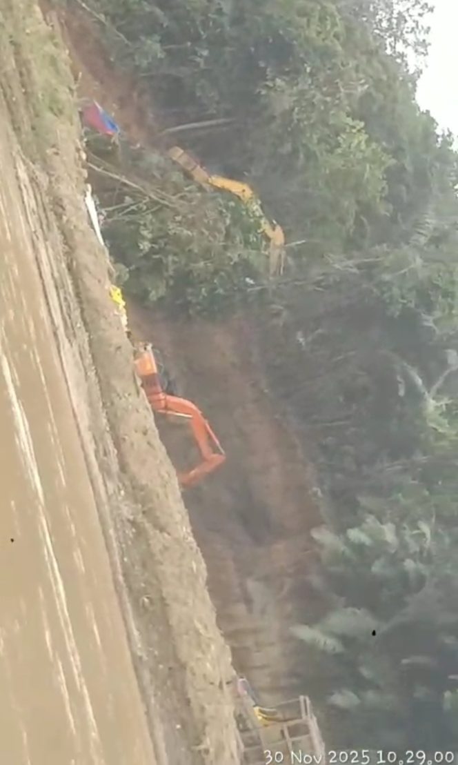 
					Duka Memuncak, Air Mata Belum Kering, Namun Excavator Pelaku PETI Masih Beroperasi di Sepanjang Bantaran Sungai Batang Hari Solok Selatan.